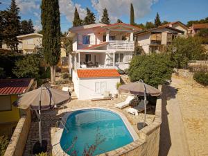 una casa con piscina di fronte a una casa di Villa Hvar with pool a Vrboska (Verbosca)