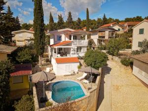 una vista aerea di una casa con piscina di Villa Hvar with pool a Vrboska (Verbosca)