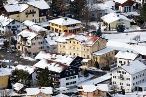 uma cidade coberta de neve com casas em Gasthof Kampenwand Aschau em Aschau im Chiemgau