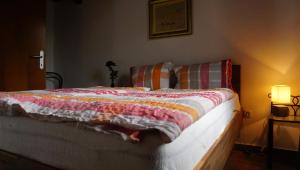Una cama con una manta en un dormitorio en House Tena en Zaton