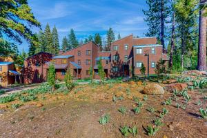トラッキーにあるAspen Grove Condoの庭が目の前に広がる大きな家