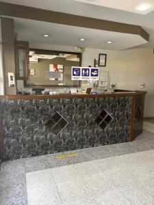ein Check-in-Schalter in einer Hotellobby in der Unterkunft Hotel Madrid Chiriqui in David