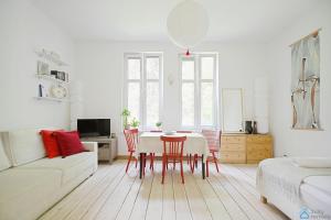 Televízia a/alebo spoločenská miestnosť v ubytovaní Atelier Herbst by Noclegi Renters