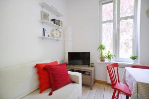 Televízia a/alebo spoločenská miestnosť v ubytovaní Atelier Herbst by Noclegi Renters