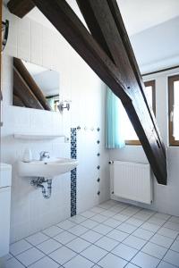 a bathroom with a sink and a mirror at Motel an der B180 in Steigra