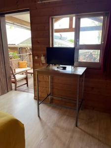 TV a/nebo společenská místnost v ubytování La Bananeraie Apt 35m2 piscine jardin tropical parking privé