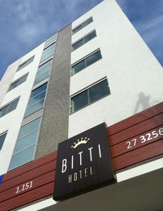 un edificio con un cartello hotel di fronte di Bitti Hotel a Aracruz