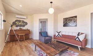 Setusvæði á Twin Palms Desert Getaway - Jacuzzi, Fire pit, Meditation room & more