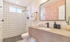 Baðherbergi á Twin Palms Desert Getaway - Jacuzzi, Fire pit, Meditation room & more