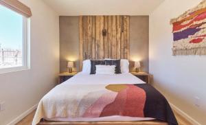 Rúm í herbergi á Twin Palms Desert Getaway - Jacuzzi, Fire pit, Meditation room & more
