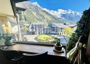 ein Zimmer mit einem Fenster mit Blick auf einen Berg in der Unterkunft CHAMONIX Centre - Studio de charme avec parking, Vue sur le Mont-Blc in Chamonix-Mont-Blanc + 3 Fotos