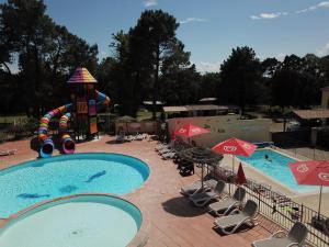 Bazén v ubytování Camping la Simioune en Provence nebo v jeho okolí