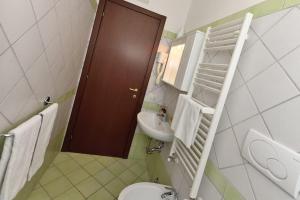a bathroom with a toilet and a sink at Casa Vacanze Dalisa Ulivo A con parcheggio in Tramonti
