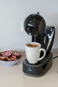 une cafetière avec une tasse de café dans l'établissement Villa Mauricio, à Mariquiteira
