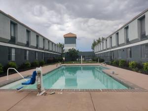 uma piscina no meio de um edifício em Suburban Studios Salt Lake City Airport em Salt Lake City