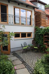 un patio avec une table et des chaises devant une maison dans l'établissement Ferienhaus Anno 1720, à Wernigerode