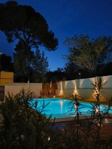 - une piscine la nuit dans l'établissement Dimora Relais Excelsa, à Gallipoli