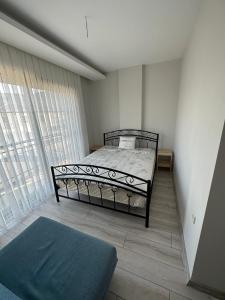 Postel nebo postele na pokoji v ubytování Karaburun Mordoğanda Havuzlu & Bahçeli Lüx Villa