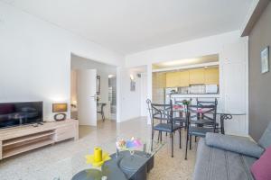 un soggiorno e una cucina con tavolo e sedie di Basic Comfort Apartment Royal Marine 0176 a Empuriabrava
