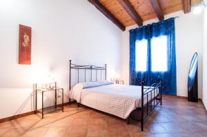 a bedroom with a bed and two side tables at Le Case Al Quadrato in Siracusa
