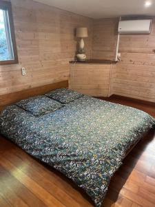 um quarto com uma cama grande num quarto em Villa Ô Pieds Nus 180m2 4 chambres piscine jardin tropical parking privé em Saint-Leu
