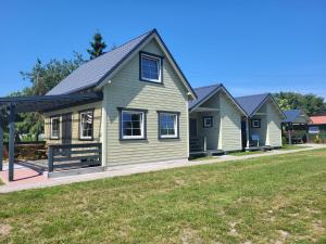 a row of modular homes with a yard at Domek 5 osobowy in Stegna