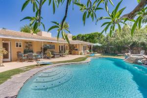 una piscina frente a una casa en Palm Springs Home Patio, Pool and Mountain Views! en Palm Springs