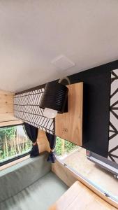 een keuken in een tiny house met een raam bij La Cour d'Hortense in Sailly-Flibeaucourt