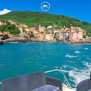 um barco em um corpo de água com uma cidade em YachtAnnablu em Portovenere