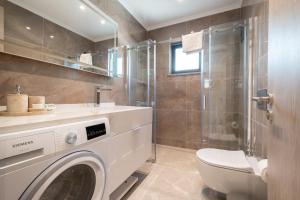 een badkamer met een wasmachine en een douche bij Mayer Skycon Residence Besiktas in Istanbul +85 foto's