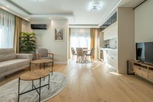 een woonkamer met een bank en een tafel bij Mayer Skycon Residence Besiktas in Istanbul