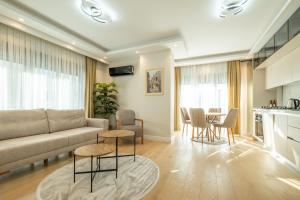 een woonkamer met een bank en een tafel bij Mayer Skycon Residence Besiktas in Istanbul