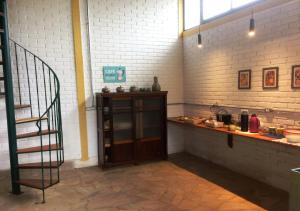 een keuken met een aanrecht en een trap in een kamer bij Casa de Campo em Região Serrana de Cunha - SP. in Cunha
