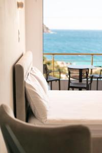 - une chambre avec un lit et une vue sur l'océan dans l'établissement Ionio Rooms, à Himarë