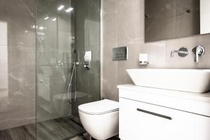 La salle de bains est pourvue d'une douche, de toilettes et d'un lavabo. dans l'établissement Ionio Rooms, à Himarë
