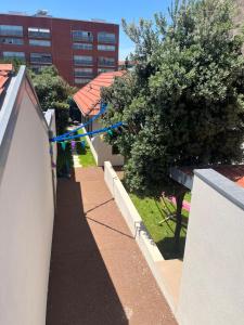 um passeio com uma fita azul ao lado de um edifício em JM Alojamento local no Porto no Porto