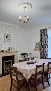 Old WalkerにあるMC Suitesのダイニングルーム(テーブル、椅子、暖炉付)