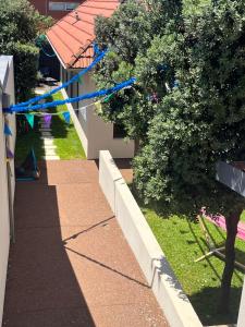 波多的住宿－JM Alojamento local no Porto，挂在树上的蓝色 ⁇ 带的房子