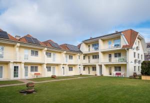 赫维兹Villa Amphora的一座前面有草坪的大楼