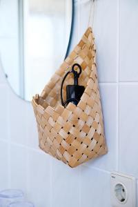 a basket hanging on a wall in a bathroom at Motel an der B180 in Steigra