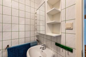 レリクにあるMöve Aba Appartment 22の洗面台と鏡のあるバスルーム +14枚の写真