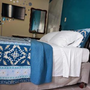 Ліжко або ліжка в номері Gables Vacation Rentals with Private Gated Parking Onsite