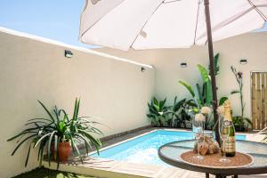 - Piscina con mesa y sombrilla en Casa Dorca, 2, en Conil de la Frontera