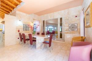 a dining room with a table and chairs at Paco's Resort Luxury Villa 31 in Oziás