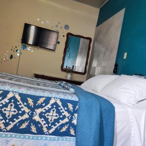 Ліжко або ліжка в номері Gables Vacation Rentals with Private Gated Parking Onsite