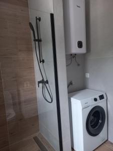 une cuisine avec un réfrigérateur et une machine à laver dans l'établissement Apartman Filip, à Poljica