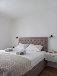 une chambre avec un lit avec deux serviettes dessus dans l'établissement Apartman Filip, à Poljica