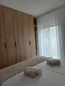 une chambre avec un lit avec deux serviettes dessus dans l'établissement Apartman Filip, à Poljica 3 autres photos