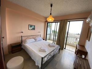 A bed or beds in a room at Andromaches large apartment 2