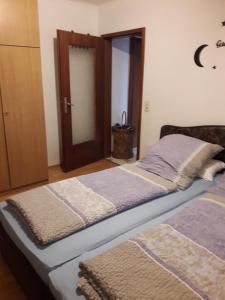 Un dormitorio con 2 camas y una puerta. en Ferienwohnung Markert, en Bad Staffelstein 15 fotos más